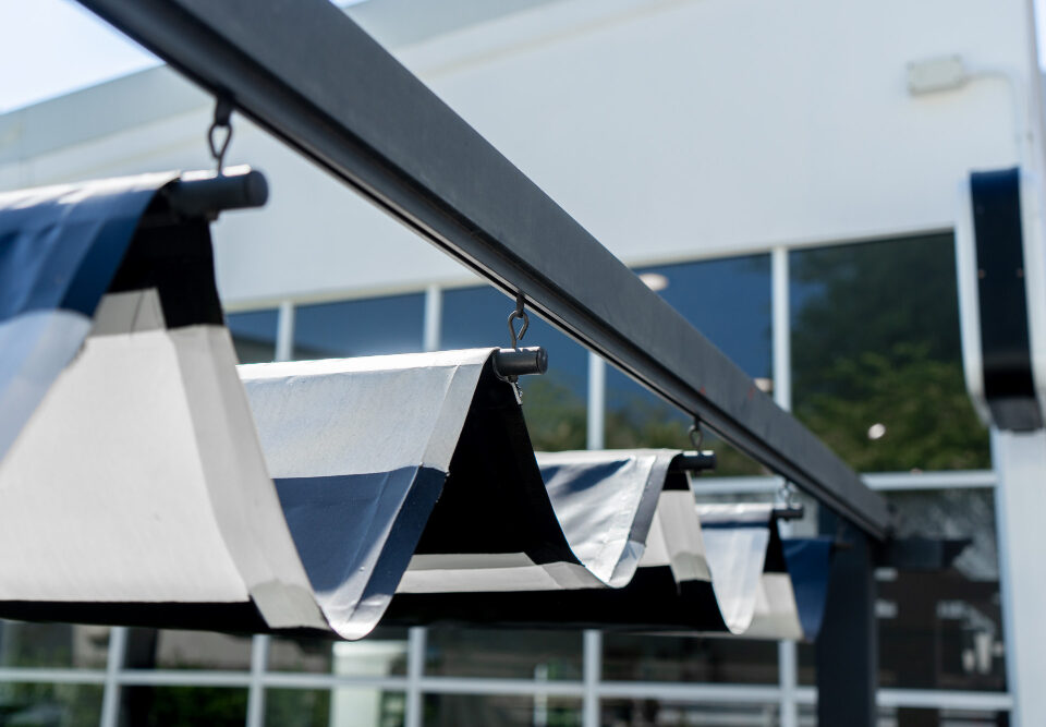 Comment fixer une bâche sur une pergola