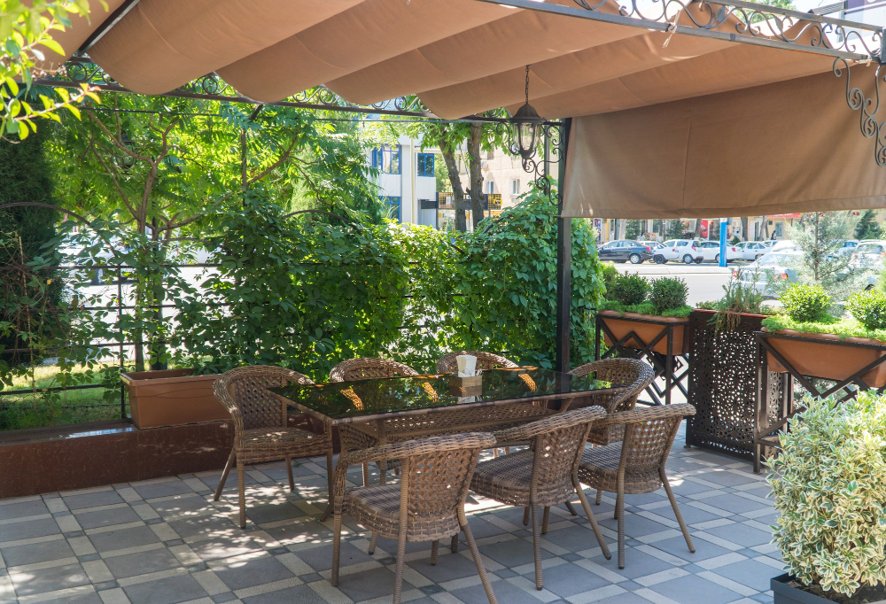 Les différentes méthodes pour fixer une bâche sur une pergola