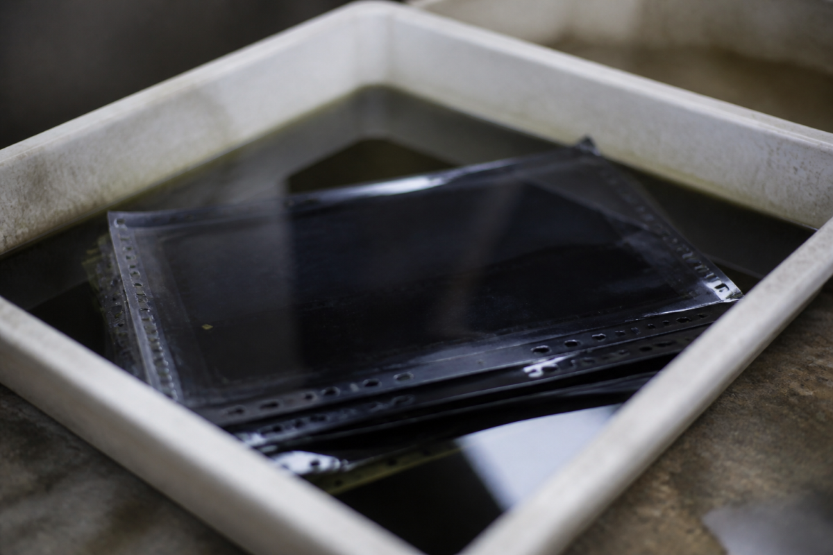 Films transparents noirs immerges bains chimiques professionnels