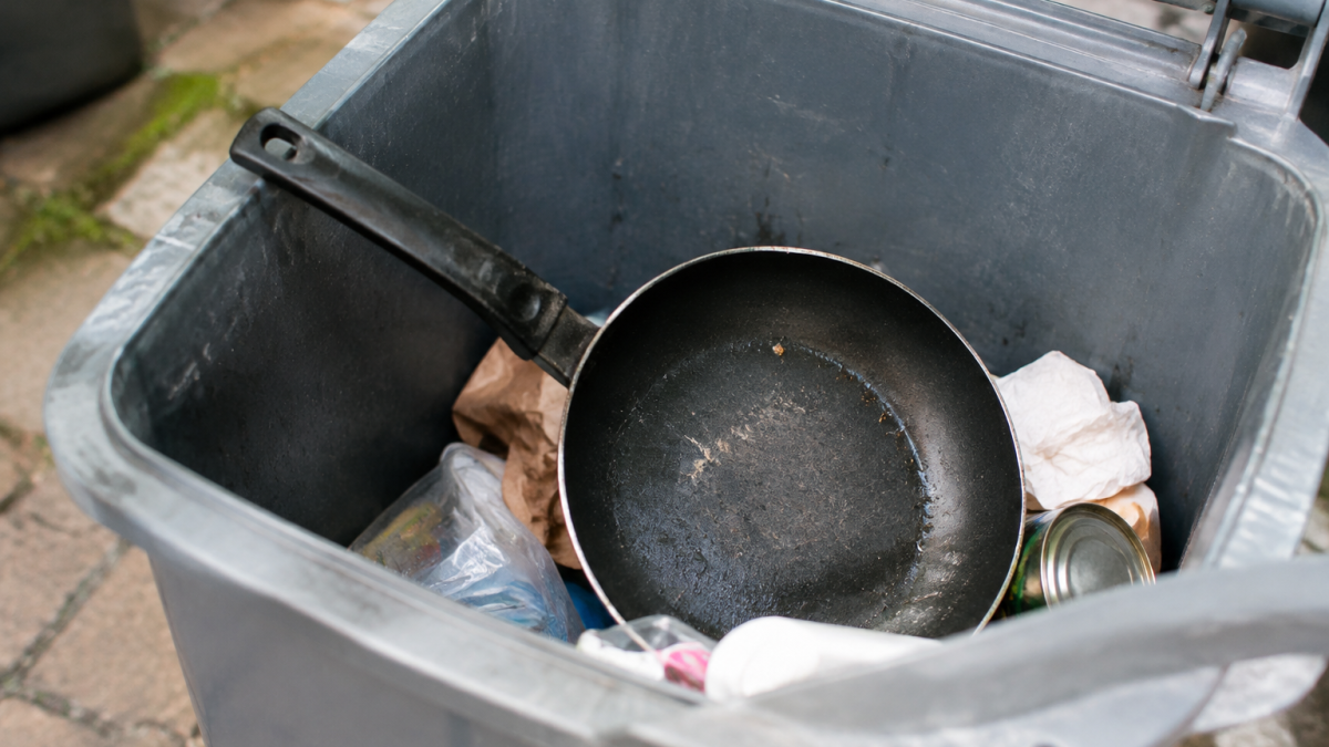 Poele usee dans bac recyclage gris