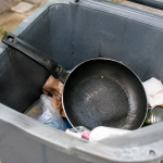 Poele usee dans bac recyclage gris