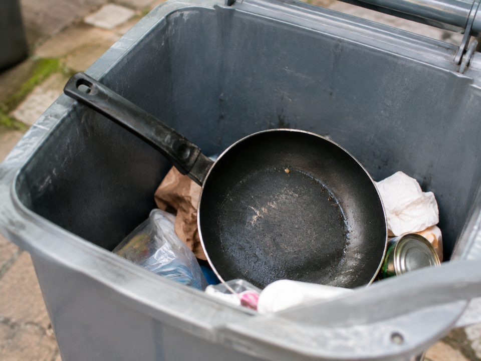 Poele usee dans bac recyclage gris