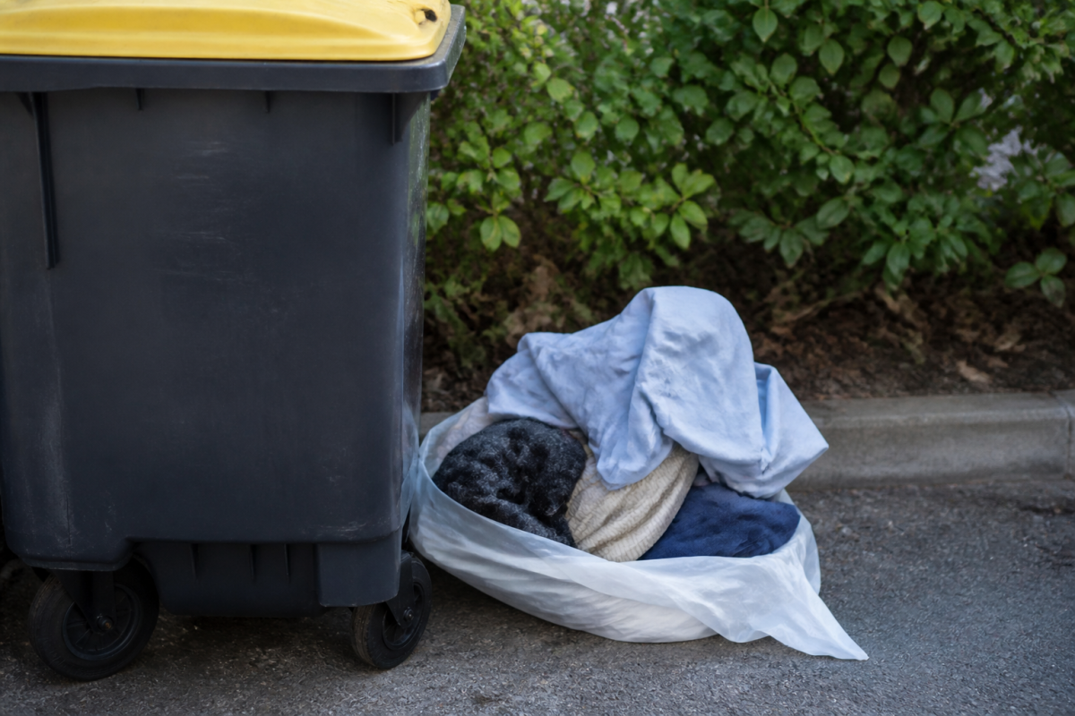 Vetements usages pres bac collecte jaune